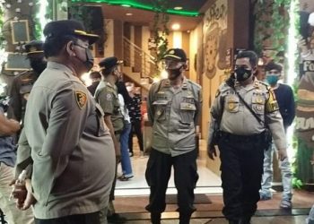 Tekan Lonjakan Covid-19, Kapolsek Kebon Jeruk Intensifkan Operasi Yustisi Penegakan Prokes Bersama Tiga Pilar