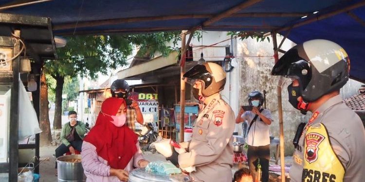 TNI-Polri Distribusikan Beras Warga Pemalang Terdampak PPKM Darurat