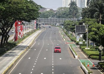 Arus Lalu Lintas di Pos Penyekatan PPKM Level 4 Underpass Mampang Ramai Lancar