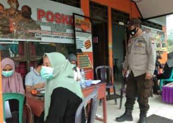 Bhabinkamtibmas Polsek Wara Pantau Pelaksanaan Gerai Vaksinasi Presisi