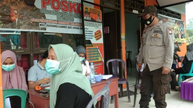 Bhabinkamtibmas Polsek Wara Pantau Pelaksanaan Gerai Vaksinasi Presisi