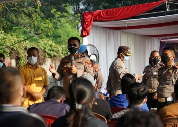 Kapolres Tinjau Vaksinasi Ribuan Buruh di Cikarang Selatan