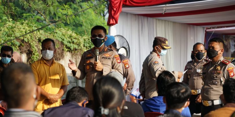 Kapolres Tinjau Vaksinasi Ribuan Buruh di Cikarang Selatan