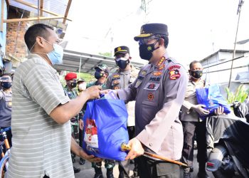 Panglima TNI dan Kapolri Sosialisasi Vaksin Keliling dan Serahkan Langsung Bansos ke Warga Jakarta