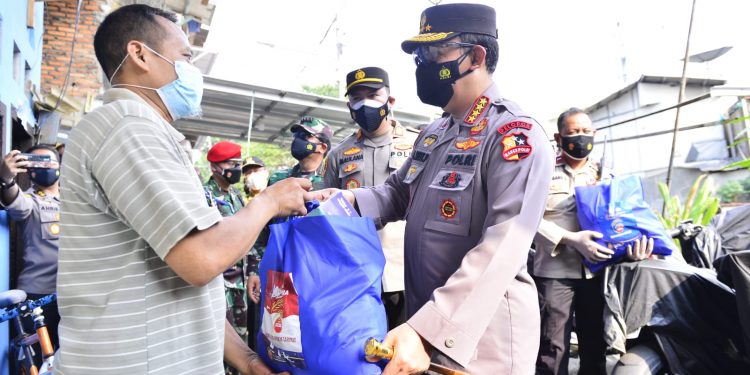 Panglima TNI dan Kapolri Sosialisasi Vaksin Keliling dan Serahkan Langsung Bansos ke Warga Jakarta