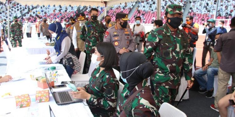 Hari Pertama PPKM Darurat, Kapolri dan Panglima TNI Tinjau Vaksinasi Massal Untuk Usia 12 Tahun di GBK