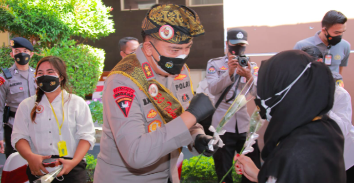 Irjen Iqbal Serahkan Bansos dari Akpol 91 ke Para Nakes, Dokter Lalu Terharu