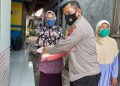 Peduli dengan Warganya : Kasat Binmas Polres Cilegon Memberikan Baksos