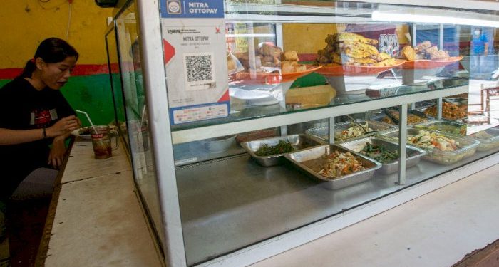 TNI-Polri Awasi Aturan Makan 20 Menit, DPR Ingatkan agar Tidak Sampai Terjadi Gesekan