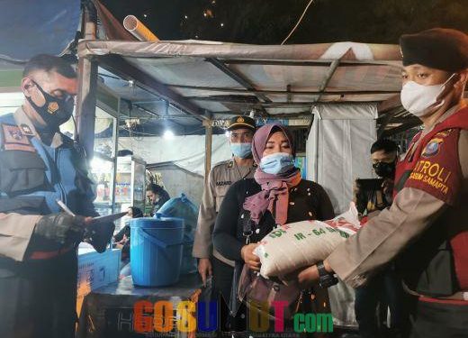 TNI-Polri Bagikan Bansos di Medan saat Patroli Skala Besar