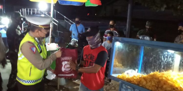 Operasi Yustisi, Tim Gabungan TNI, Polri dan Satgas Covid Pohuwato Bagikan Sembako