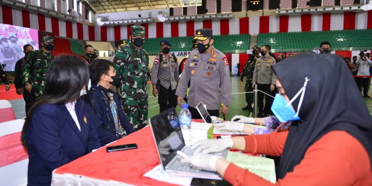Tinjau Vaksinasi Merdeka Candi, Kapolri: Momentum HUT RI Jadi Upaya Percepat Vaksinasi