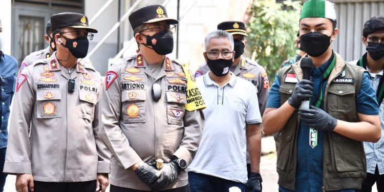 Gandeng HMI, Polri Bagikan Bansos PPKM Level 4 Untuk Mahasiswa Rantau di Ciputat