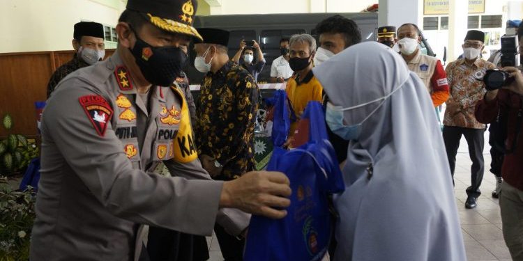 Kapolda Bali Serahkan bantuan 1 Ton Beras Kepada PW Muhammadiyah Provinsi Bali