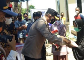 Kapolres Gowa Salurkan Bansos PPKM dari Pemerintah untuk Masyarakat