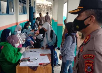 Kapolres Muna, Memantau Langsung Giat Vaksinasi Pelajar SMP diRaha.