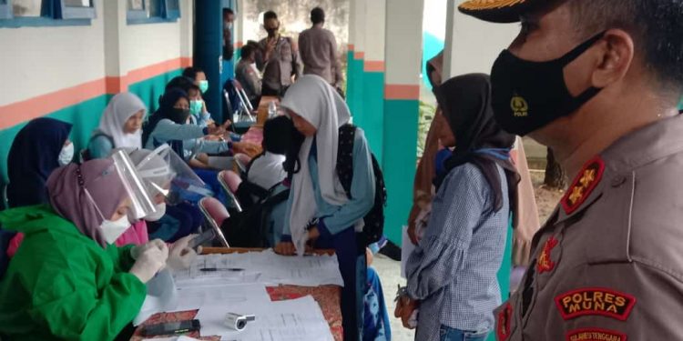 Kapolres Muna, Memantau Langsung Giat Vaksinasi Pelajar SMP diRaha.