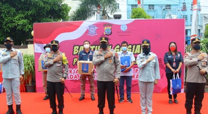 Kunjungan Kakorlantas Polri di Gerai Polresta Manado Diwarnai Pembagian Bansos 