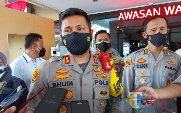 Malam Hari, Polresta Malang Kota Gelar Vaksinasi Door to Door bagi Tunawisma