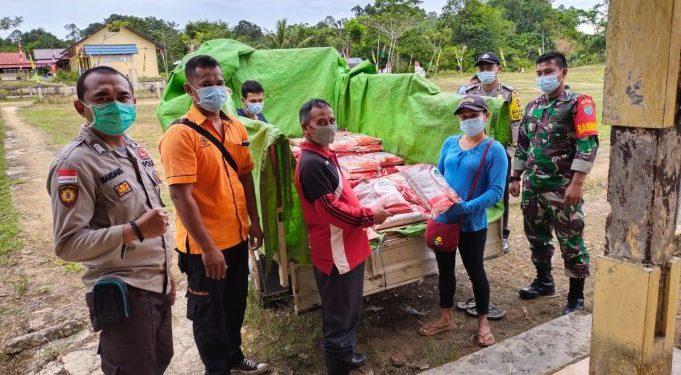 Penyaluran Bansos Covid-19 di Kecamatan Siding Dikawal Polri-TNI