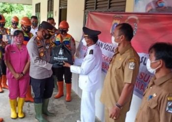 Polda Sumut Berikan Bantuan Sosial Bagi Masyarakat yang Mengalami Bencana Banjir di Nias