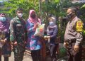 Polisi Turun Langsung, Bagikan Bansos Sembako Untuk Warga Ditengah PPKM Darurat
