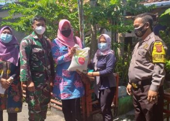 Polisi Turun Langsung, Bagikan Bansos Sembako Untuk Warga Ditengah PPKM Darurat
