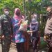 Polisi Turun Langsung, Bagikan Bansos Sembako Untuk Warga Ditengah PPKM Darurat