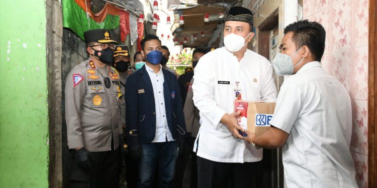 Polri Gandeng BEM Jakarta Salurkan Paket Sembako ke Mahasiswa