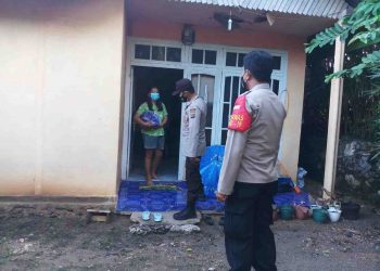 Polri Peduli, Kapolsek Balantak Intens Salurkan Bansos Sembako Kepada Warga Isoman