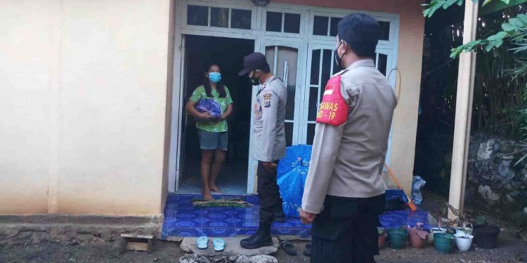 Polri Peduli, Kapolsek Balantak Intens Salurkan Bansos Sembako Kepada Warga Isoman