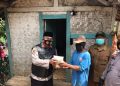 Polisi Bagikan Bansos Sembako kepada warga terdampak PPKM Level 3