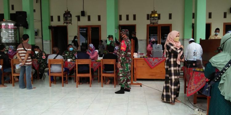 Berikan Rasa Aman, Babinsa Desa Tunggulsari Dampingi Vaksinasi di Ponpes Lubabul Fattah