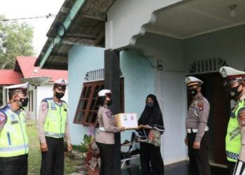 Jelang HUT Lalu Lintas, Polres Lingga Bagi Sembako ke Warga Kurang Mampu