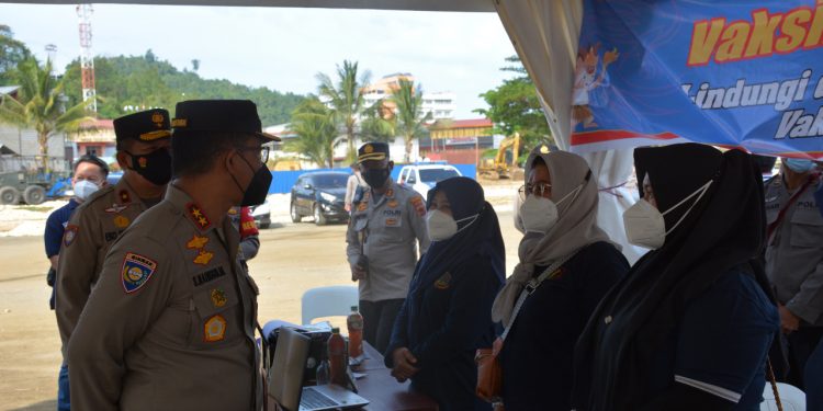 Kakorbinmas Polri Pantau langsung Jalanya Gerai Vaksin Presisi Gabungan TNI-POLRI