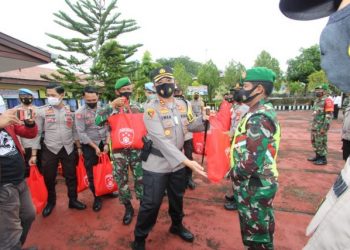 Kapolres Sinjai Salurkan Ribuan Paket Sembako Baksos Polri Peduli Covid-19