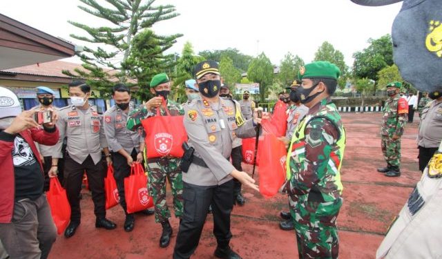Kapolres Sinjai Salurkan Ribuan Paket Sembako Baksos Polri Peduli Covid-19