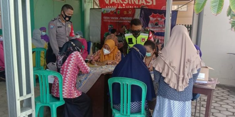 Personil Polsek Donorojo Jepara Bersama Instansi Terkait Amankan Pelaksanaan Vaksinasi Warga di Gerai Vaksin Presisi