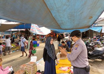 Polisi Ajak Pedagang Pasar Disiplin Prokes