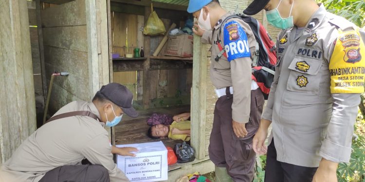 Polisi Bagikan Bansos Bagi Warga dan Kaum Disabilitas di Kecamatan Siding