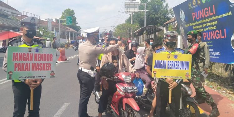 Polres OKU Selatan Bersama Satgas Covid-19 Tingkatkan Ops Yustisi dan Bagikan Masker
