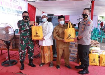 Polres Situbondo Gelar Vaksinasi Serentak dan Bagikan Bantuan Sembako di Ponpes Nurul Amin  Besuki