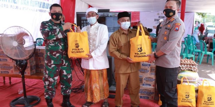 Polres Situbondo Gelar Vaksinasi Serentak dan Bagikan Bantuan Sembako di Ponpes Nurul Amin  Besuki