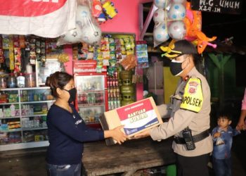 Polri Berbagi, Bagikan Bansos Sembako Di Desa Cimanggu Ditengah PPKM