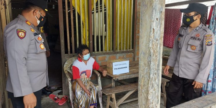 Polri Hadir Untuk Masyarakat, Polsek Nuhon dan Lamala Terus Salurkan Sembako Kepada Pasien Isoman
