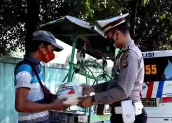 Polri Salurkan Bansos Berupa 100 Paket Sembako Bagi Warga Terdampak Covid 19 di Masa PPKM Level 3 