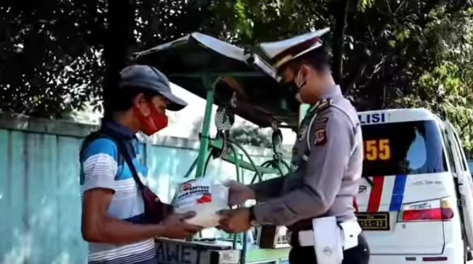 Polri Salurkan Bansos Berupa 100 Paket Sembako Bagi Warga Terdampak Covid 19 di Masa PPKM Level 3 