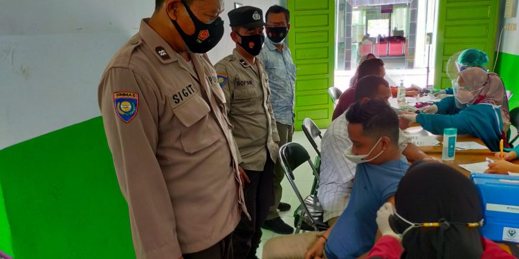 Polsek Baamang Pengamanan Pelaksanaan Vaksinasi di Puskesmas Baamang II