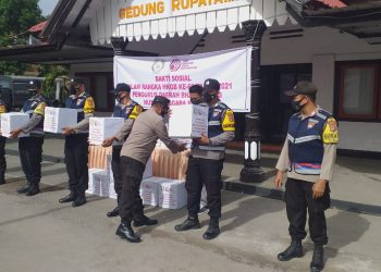 Sambut HKGB Ke 69, Bhayangkari Cabang Sumbawa Bagikan Bantuan Sembako