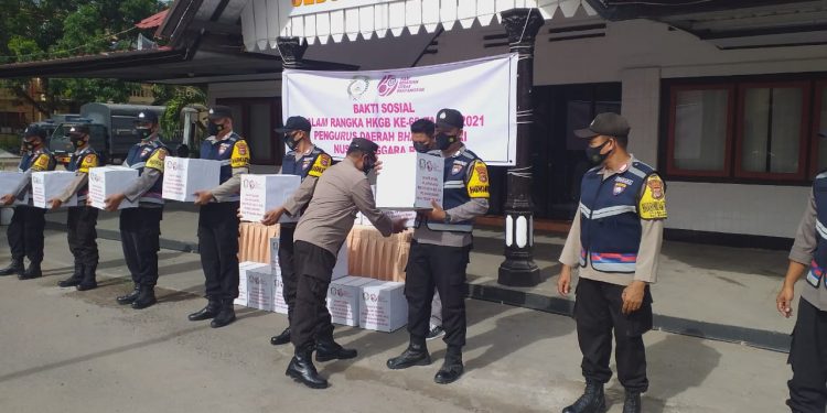 Sambut HKGB Ke 69, Bhayangkari Cabang Sumbawa Bagikan Bantuan Sembako